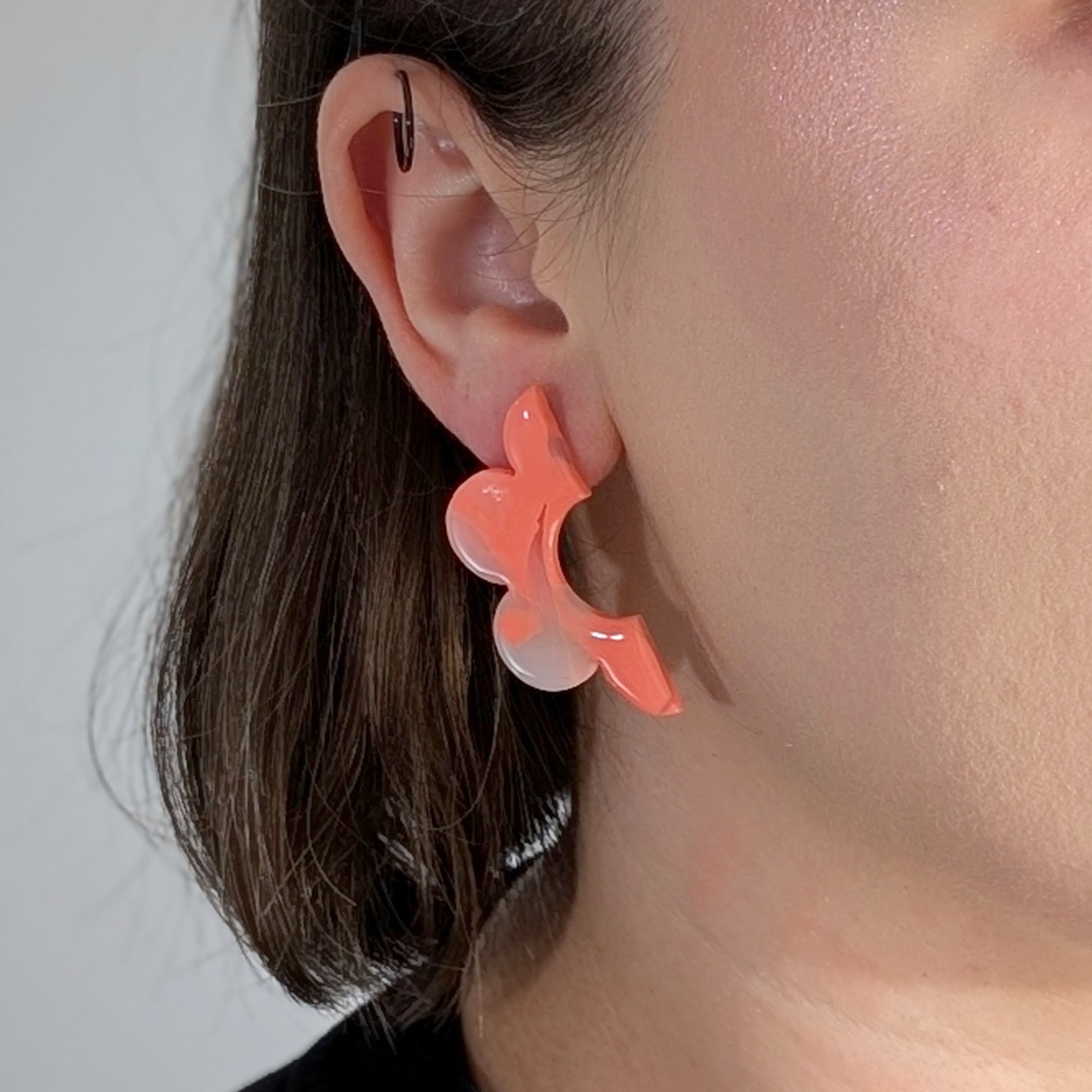 Duże soczyste koralowe kwiaty, letnie kolczyki - obrazek 2