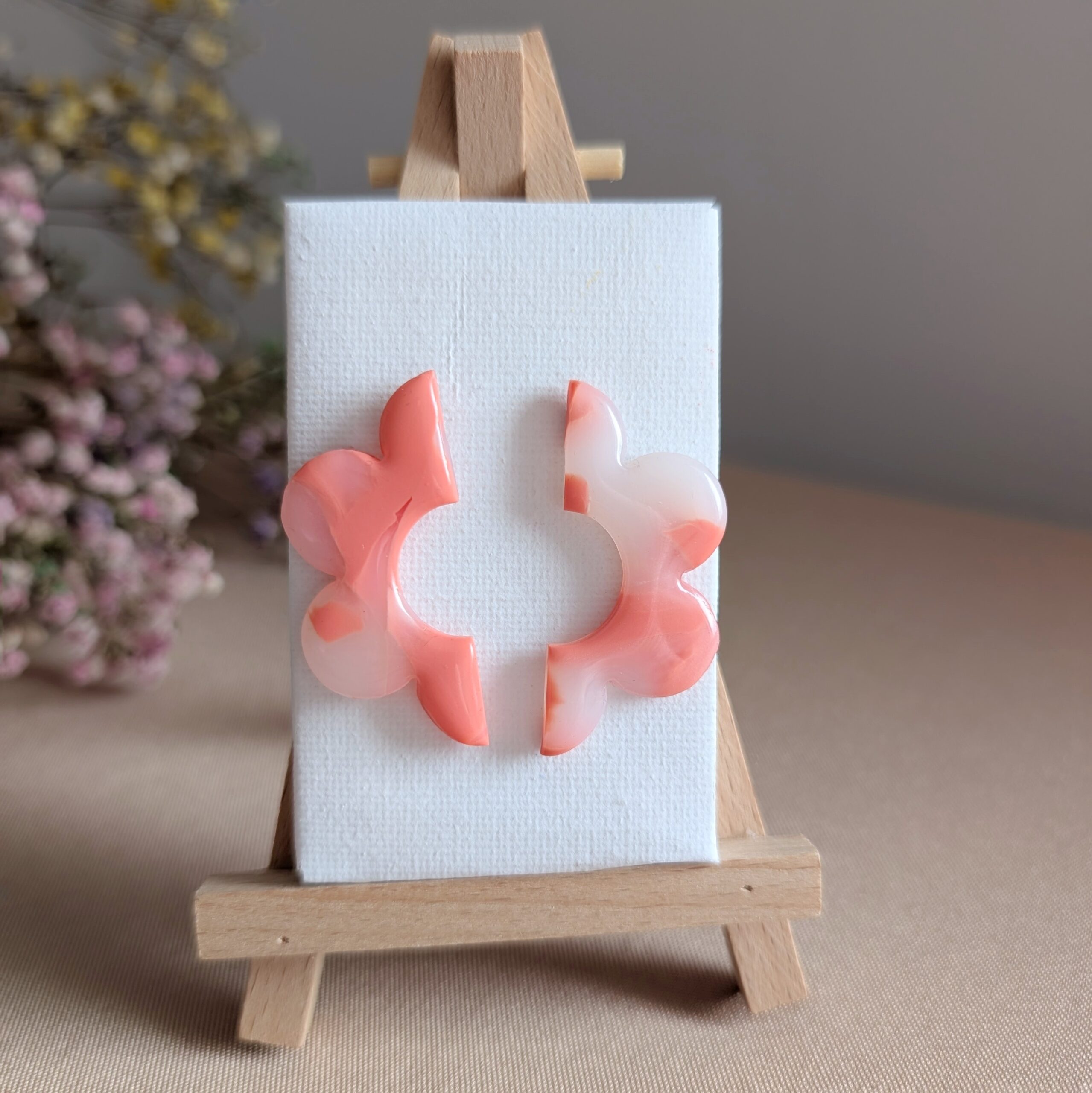 Duże soczyste koralowe kwiaty, letnie kolczyki