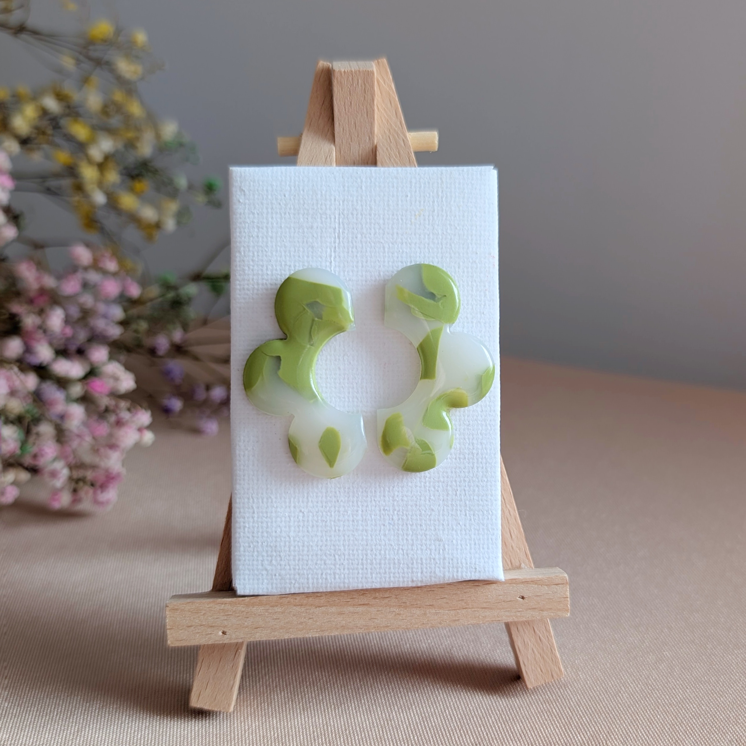 Duże soczyste zielone kwiaty, letnie kolczyki - obrazek 3