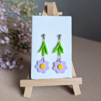 Fioletowe stokrotki z łodyżką - Ręcznie robione kolczyki z modeliny