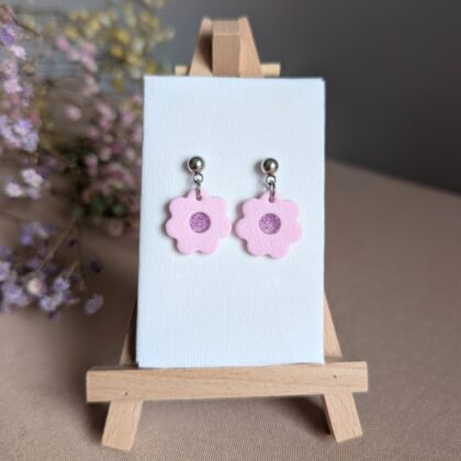 Różowe kwiatki z brokatowym środkiem - Ręcznie robione kolczyki z modeliny