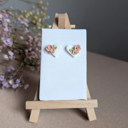 Białe serduszka z różami