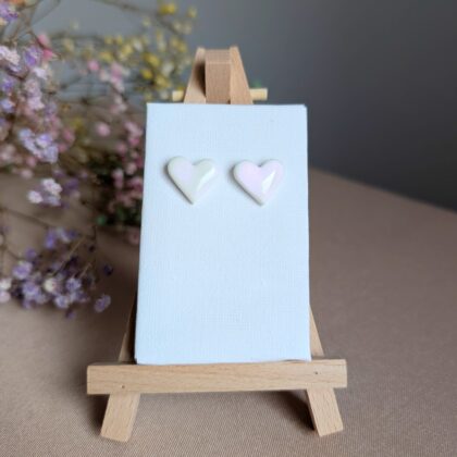 Perłowe serduszka z różowym blaskiem - Ręcznie robione kolczyki z modeliny