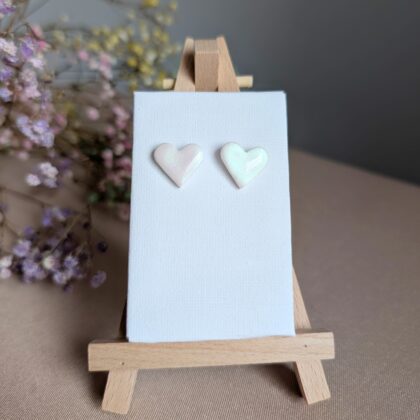 Perłowe serduszka z zielonym blaskiem - Ręcznie robione kolczyki z modeliny