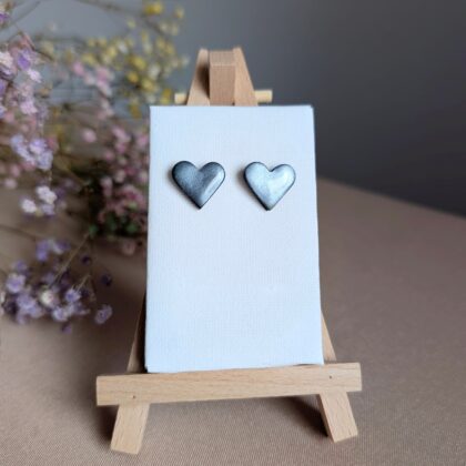 Metaliczne srebrne serduszka - Ręcznie robione kolczyki z modeliny