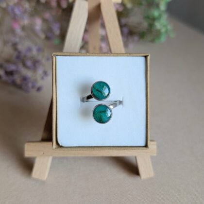 Pierścionek z zielonymi oczkami - Ręcznie robiona biżuteria z modeliny