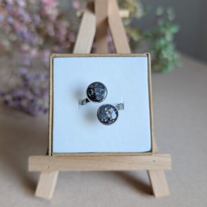 Pierścionek z czarnymi oczkami - Ręcznie robiona biżuteria z modeliny