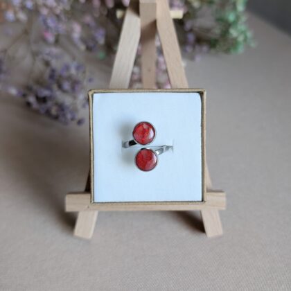 Pierścionek z czerwonymi oczkami - Ręcznie robiona biżuteria z modeliny