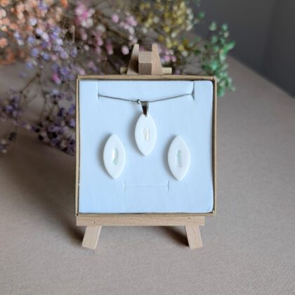Minimalistyczny komplet biżuterii z kawałkami muszli - Ręcznie robiona biżuteria z modeliny