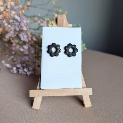 Czarne stokrotki ze złotkiem - Ręcznie robione kolczyki z modeliny