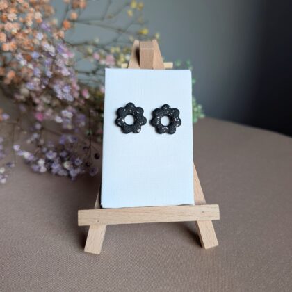 Czarne stokrotki ze sreberkiem - Ręcznie robione kolczyki z modeliny