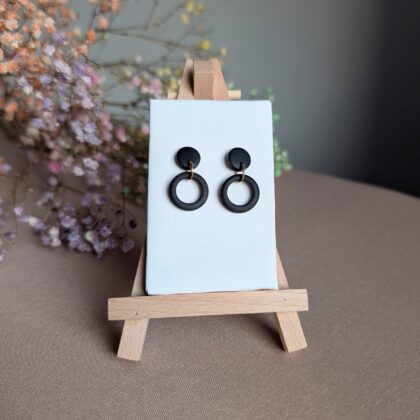 Minimalistyczne, małe, czarne koła - Ręcznie robione kolczyki z modeliny