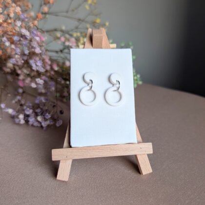 Minimalistyczne, małe, białe koła - Ręcznie robione kolczyki z modeliny