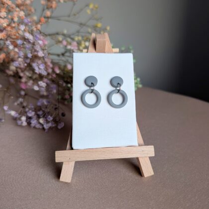 Minimalistyczne, małe, szare koła - Ręcznie robione kolczyki z modeliny