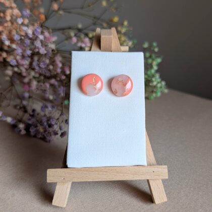 Koralowe pastylki ze złotkiem - Ręcznie robione kolczyki z modeliny