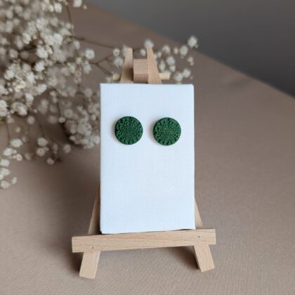 Zielone pastylki ze śnieżynką - Ręcznie robione kolczyki z modeliny