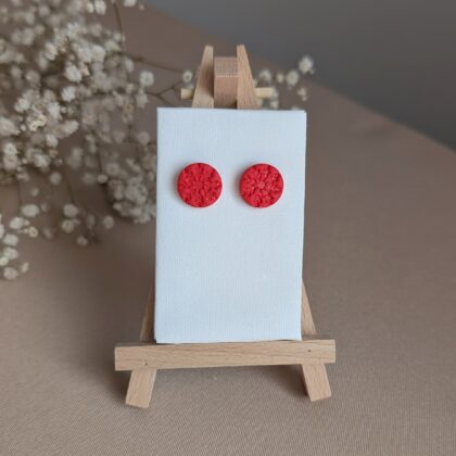 Czerwone pastylki ze śnieżynką - Ręcznie robione kolczyki z modeliny