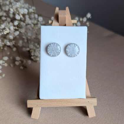 Szare, brokatowe pastylki ze śnieżynką - Ręcznie robione kolczyki z modeliny