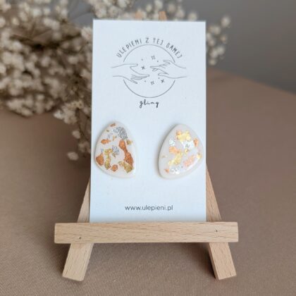 Organiczne z foliowymi płatkami - Ręcznie robione kolczyki z modeliny