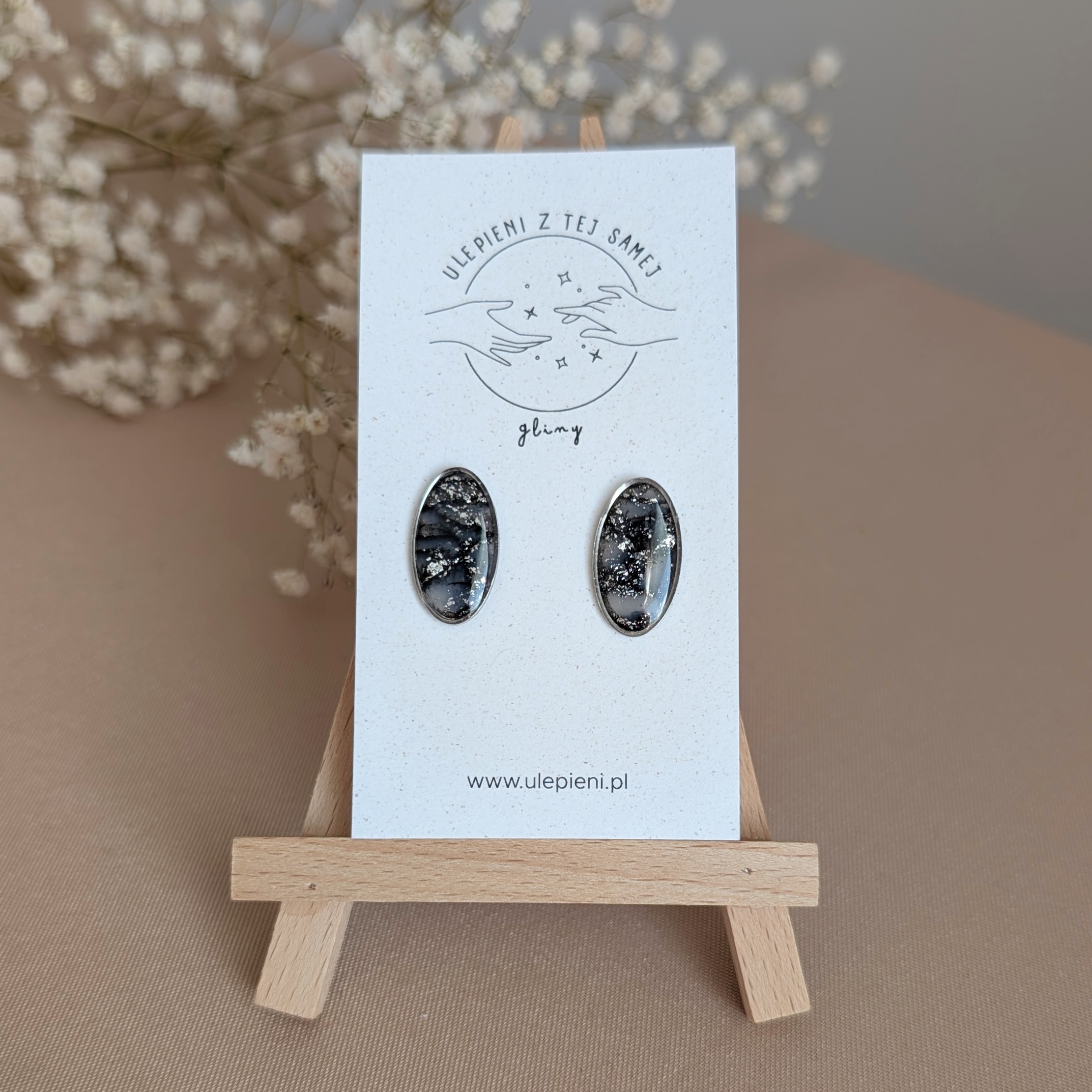 Czarno-srebrne sztyfty owalne
