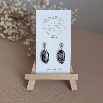 Czarny owalny marmurek wiszący - Ręcznie robione kolczyki z modeliny