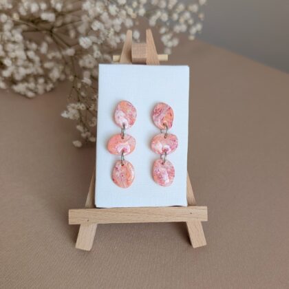 Różowo-koralowe, wiszące 1 - Ręcznie robione kolczyki z modeliny