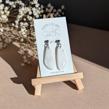 Eleganckie, białe krople - Ręcznie robione kolczyki z modeliny