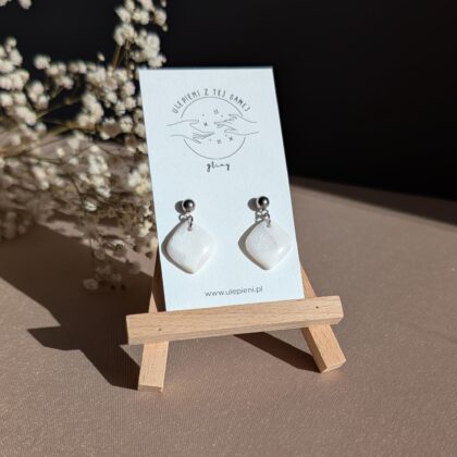 Eleganckie, białe diamenciki - Ręcznie robione kolczyki z modeliny