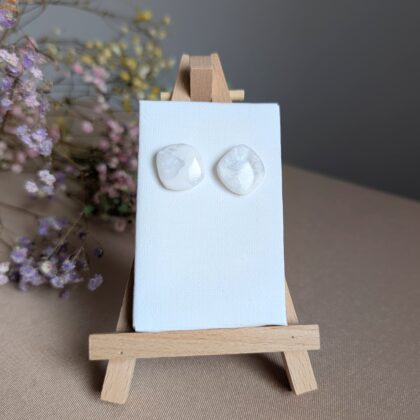 Eleganckie, białe sztyfty - Ręcznie robione kolczyki z modeliny