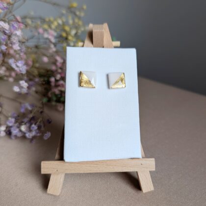 Białe kwadraty z folią - Ręcznie robione kolczyki z modeliny