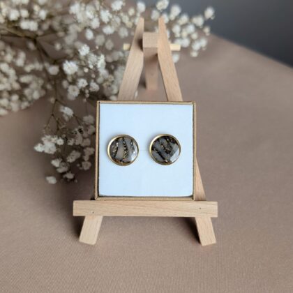 Czarno-złoty, okrągły marmurek - Ręcznie robione kolczyki z modeliny