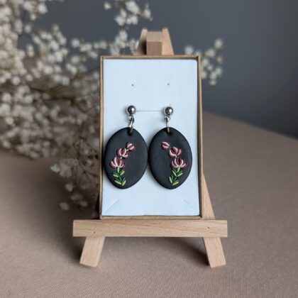 Czarne owale z kwiatami - Ręcznie robione kolczyki z modeliny