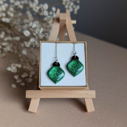 Zielone bombki na łańcuszku - Ręcznie robione kolczyki z modeliny