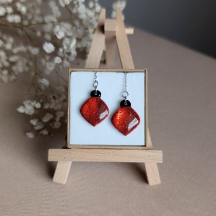 Czerwone bombki na łańcuszku - Ręcznie robione kolczyki z modeliny