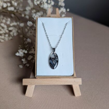 Owalna zawieszka, czarny marmurek - Ręcznie robiona biżuteria z modeliny