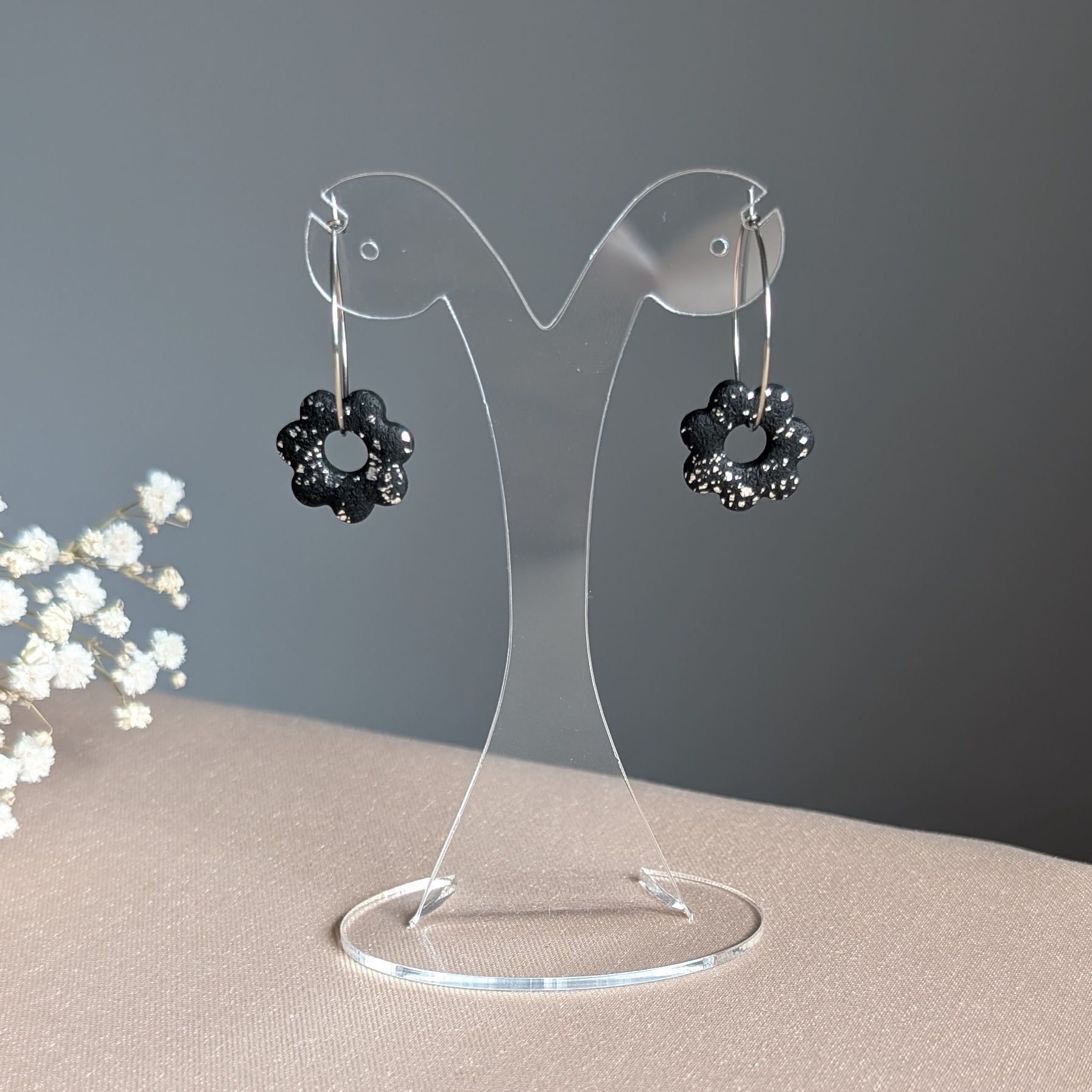 Czarne stokrotki wiszące