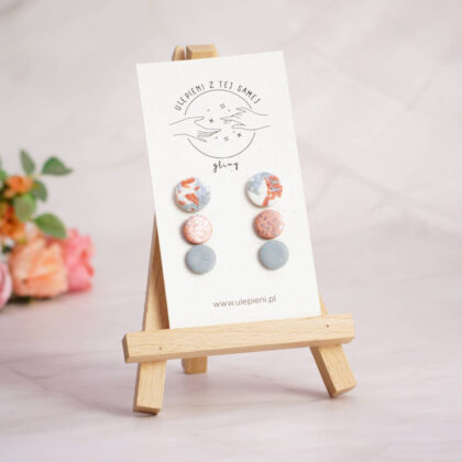 Zestaw trzech par kolczyków z większym białym