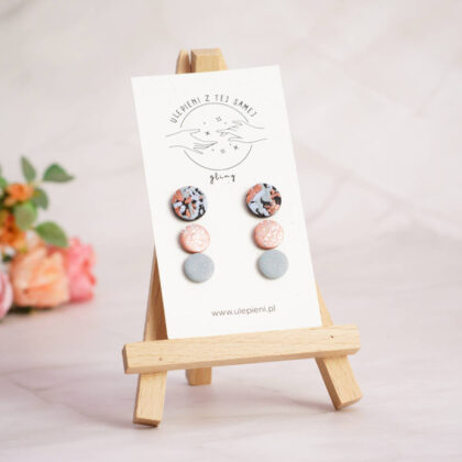 Zestaw trzech par kolczyków z większym czarnym