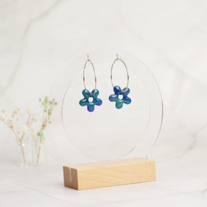 Dwustronne turkusowe kwiatki - kolczyki wiszące na kołach
